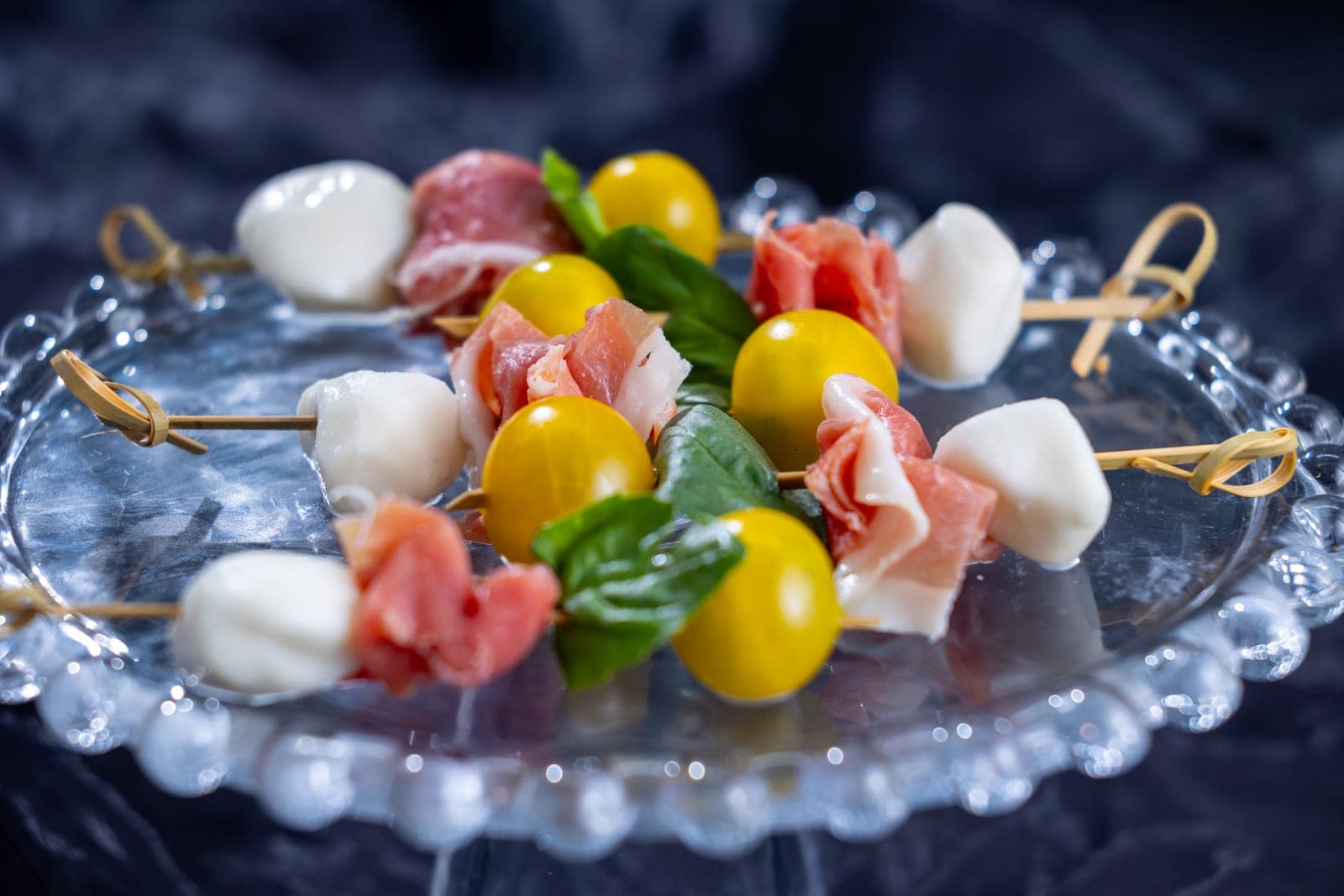 Brochetas caprese con tomate cherry, mozzarella y jamón