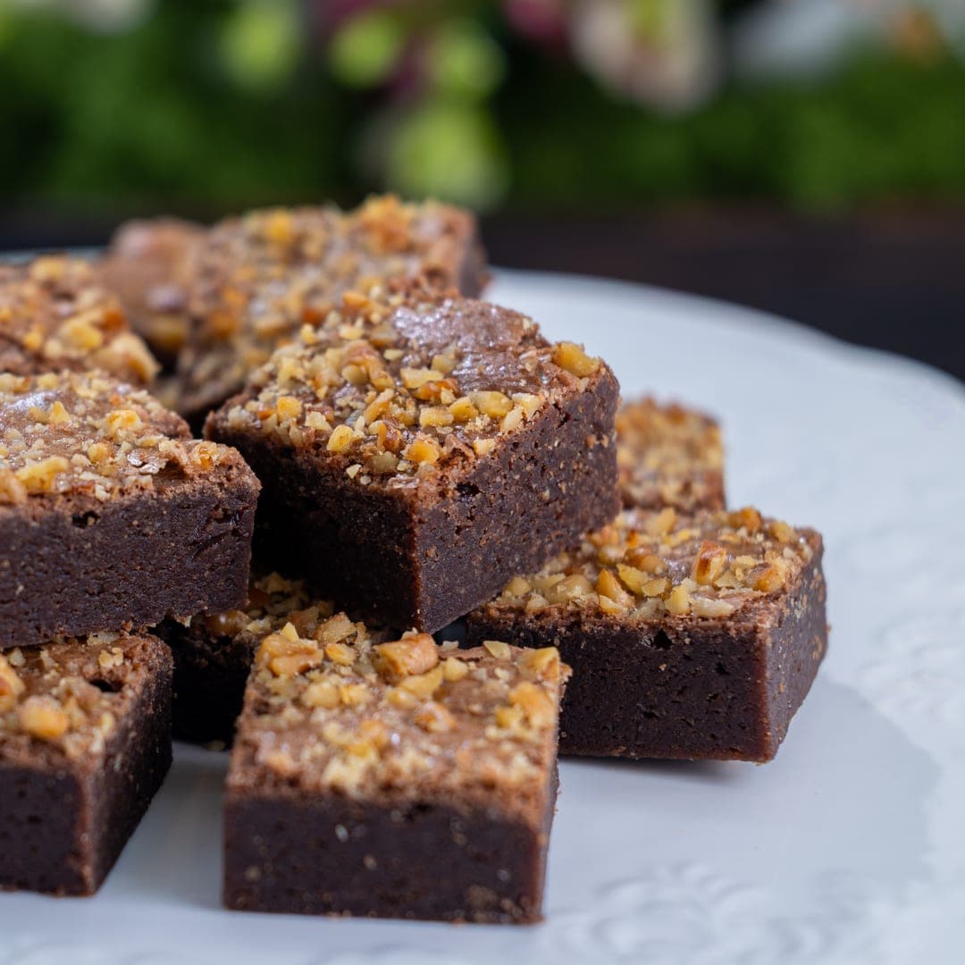 Brownies de chocolate con nueces caramelizadas en bandeja