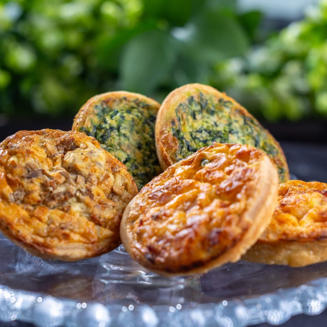 Mini quiches de espinaca y queso recién horneadas