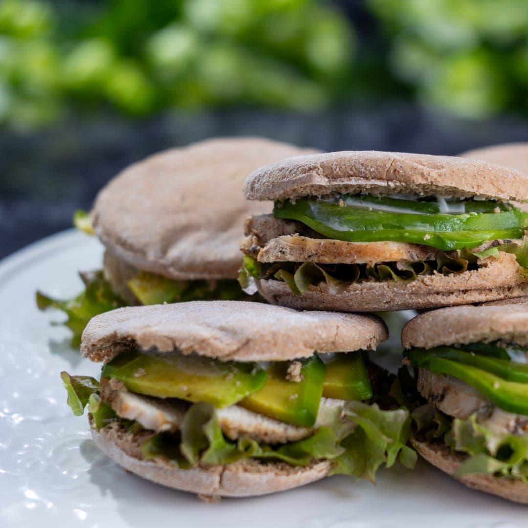 Sándwich mini de pan de masa madre con palta y pollo